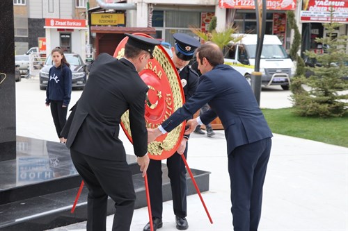 Kaymakamımız Sn. Kadir ULUSOY, 18 Mart Şehitleri Anma Günü ve Çanakkale Deniz Zaferi’ nin 108. Yıldönümü dolayısıyla çelenk sunma törenine katıldı.