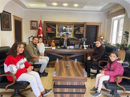 Merkez Ortaokulu, öğretmen ve öğrencileri su kabağına abajur çalışmalarını, Kaymakamımız Sn. Kadir ULUSOY’ a hediye ettiler.