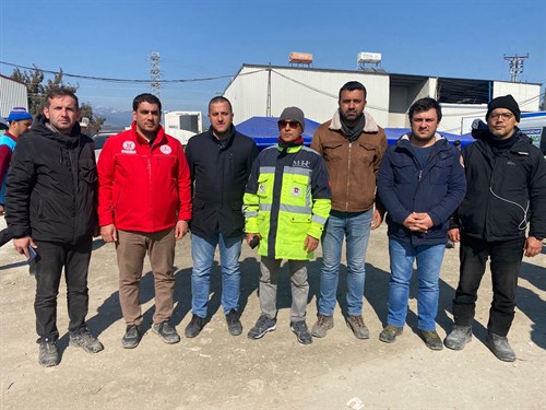 Kaymakamımız Sn. Kadir ULUSOY,  Hatay Narlıca da vatandaşlarımızın yaralarını sarmaya hızla devam ediyorlar.