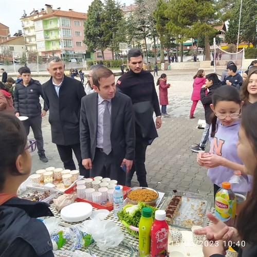 Kaymakamımız Sn. Kadir ULUSOY, Atatürk Ortaokulu geliri depremzedeler yararına olan kermes programına katıldı.